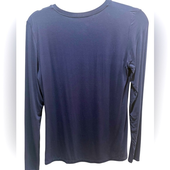 Navy cuddl duds long sleeve shirt in excellent like-new condition  size medium - Picture 3 of 4